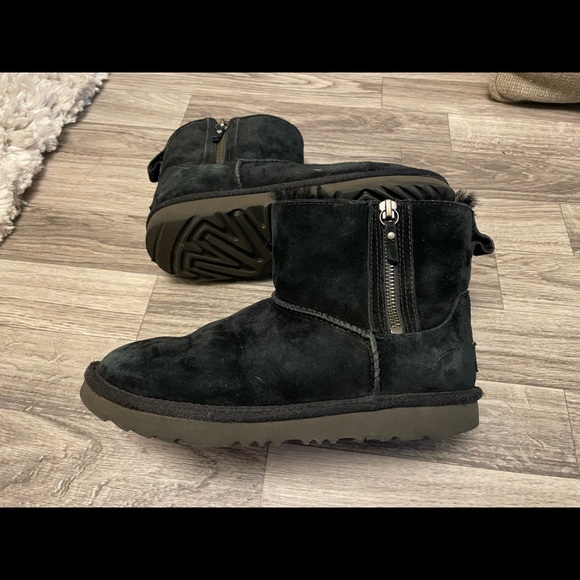 Ugg Classic Mini - Black - Size 4 - Picture 9 of 16